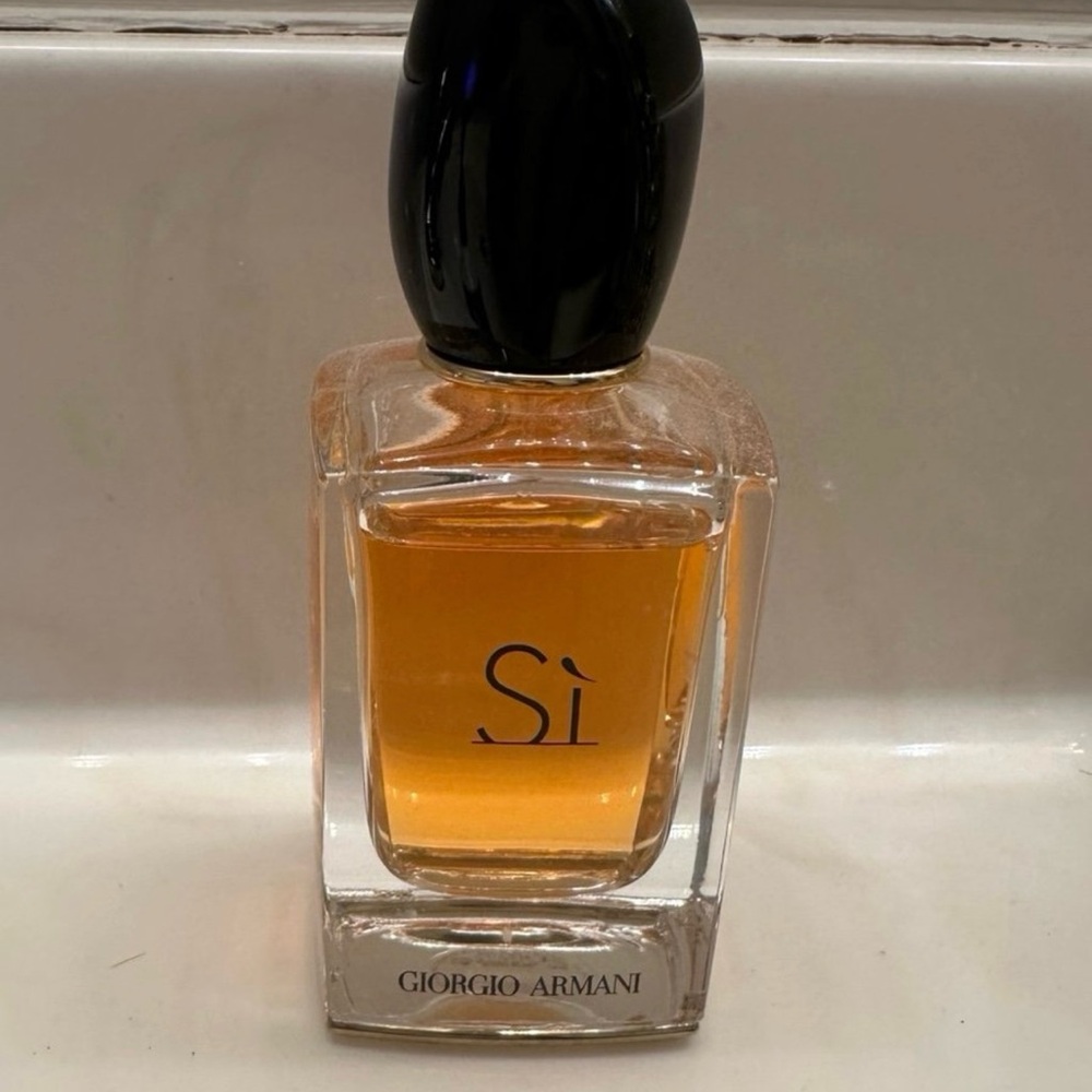 Giorgio Armani Si with Black Cap and Amber Hue